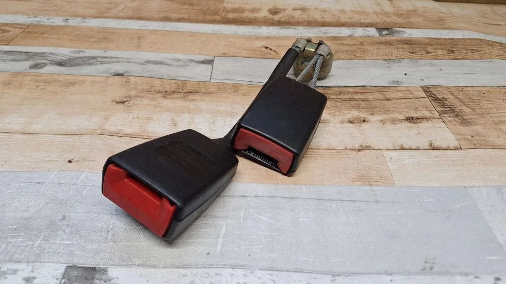 Tagumise turvavöö pannal 8D0857739D