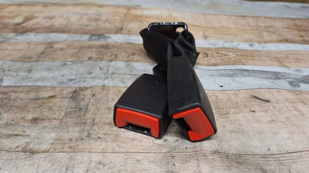 Rear seatbelt buckle – Toyota Avensis T220 (2000-2003)