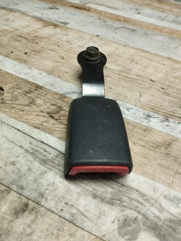 Rear seatbelt buckle – Toyota Corolla Verso AR10 (2004-2009)