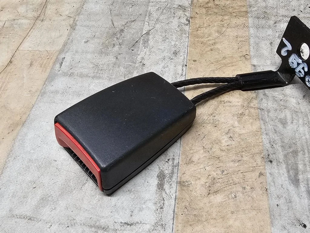 Rear seatbelt buckle 13202403F
