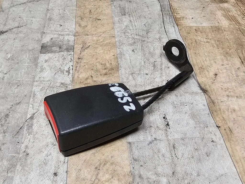 Rear seatbelt buckle 24465998F