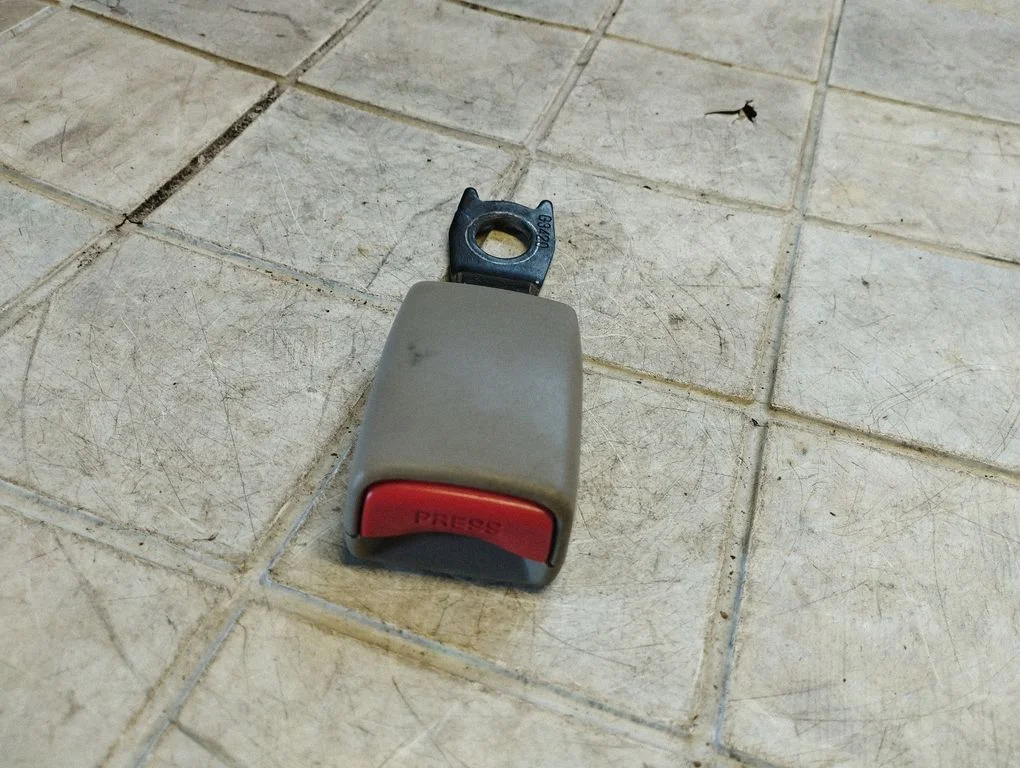 Rear seatbelt buckle G3420