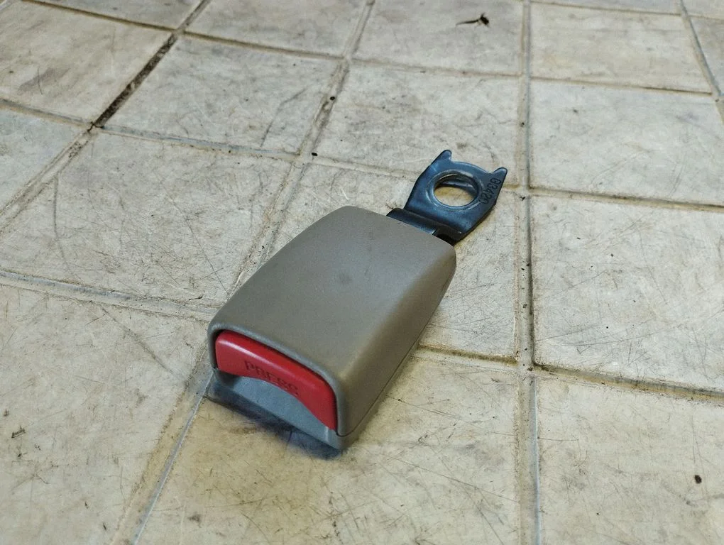 Rear seatbelt buckle G3420