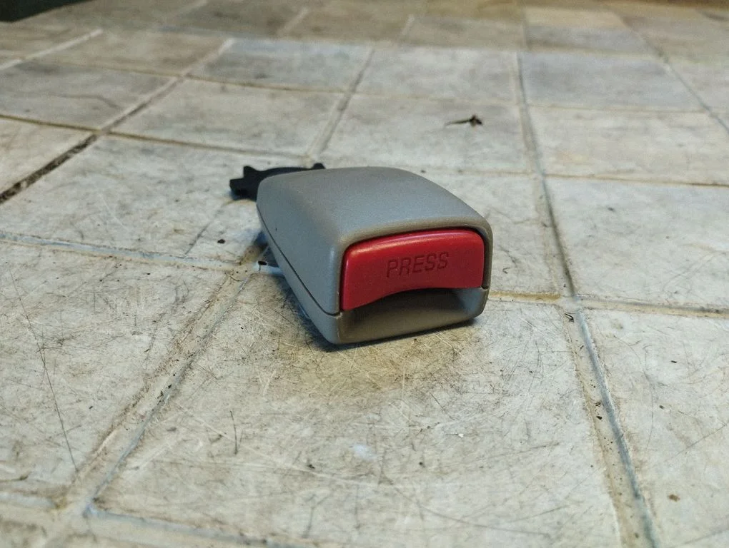 Rear seatbelt buckle G3656