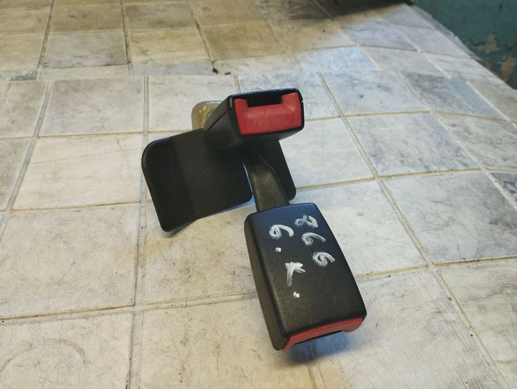 Rear seatbelt buckle 8D0857739D01C