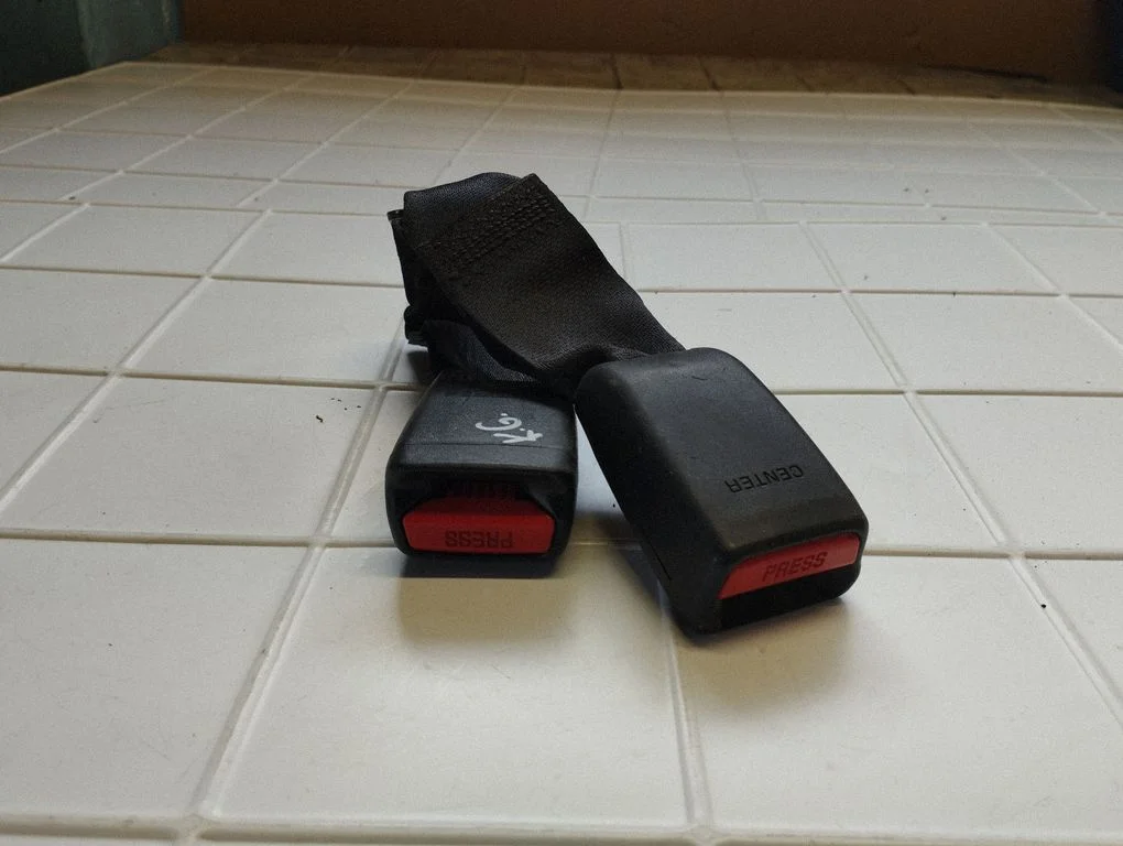 Rear seatbelt buckle – Lexus IS 220D-250-350 (2006-2013)