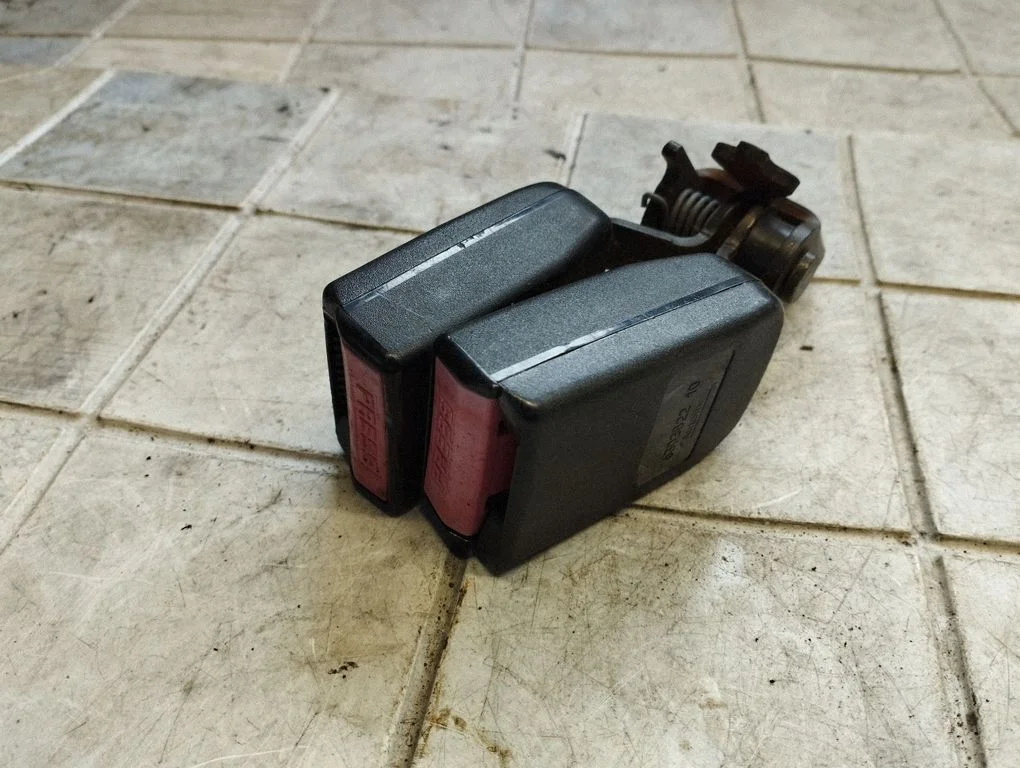 Aizmugurējās drošības jostas sprādze – aizmugurējā labā