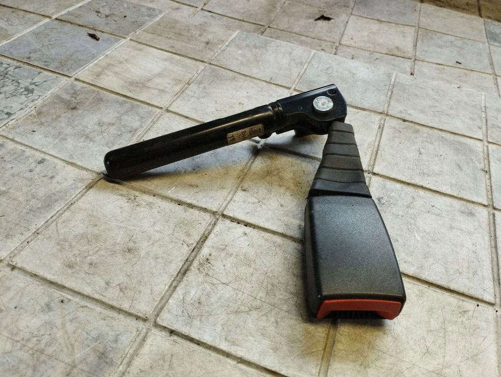 Rear seatbelt buckle 13167343