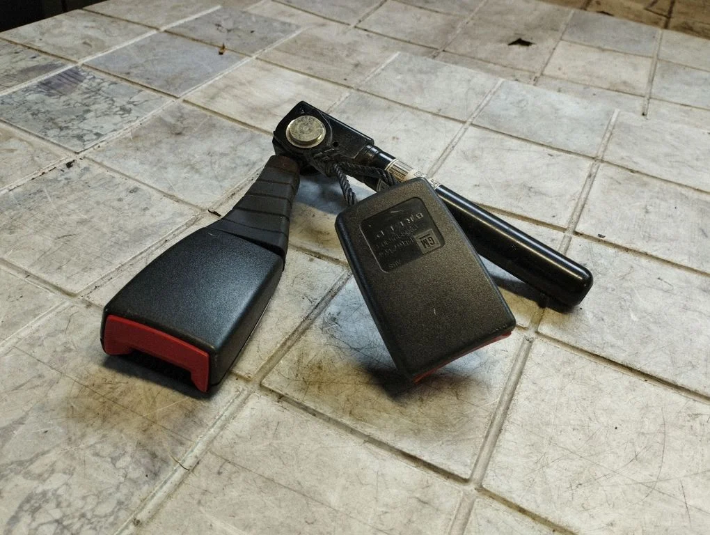 Rear seatbelt buckle 13167343