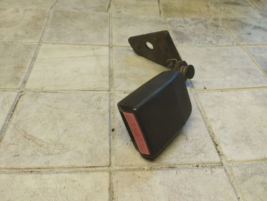 Rear seatbelt buckle 605382210
