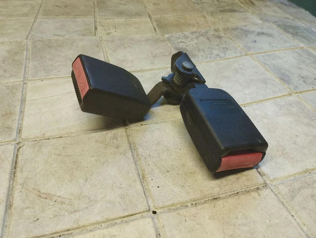 Rear seatbelt buckle 605582210