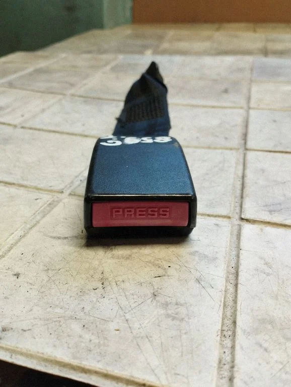 Aizmugurējās drošības jostas sprādze 3363092