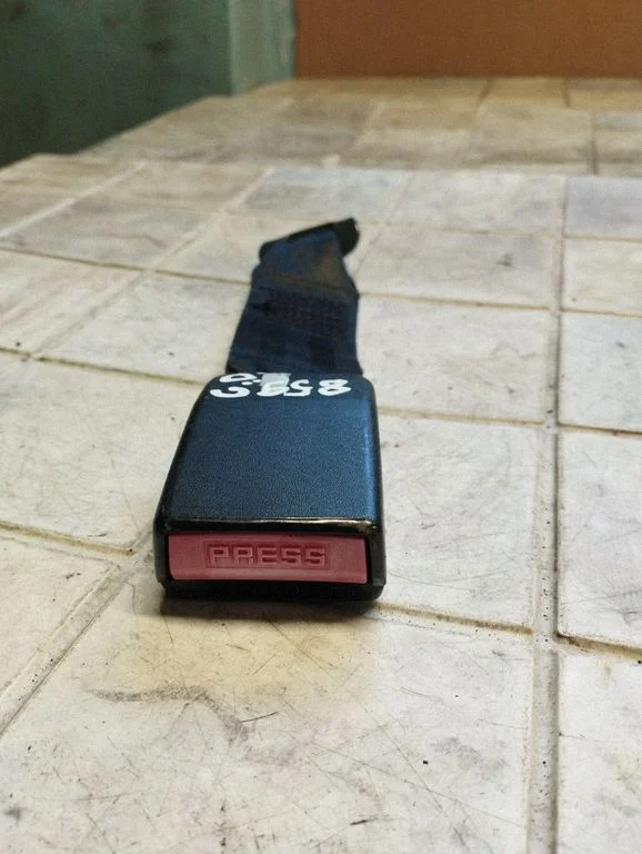 Aizmugurējās drošības jostas sprādze 3363092