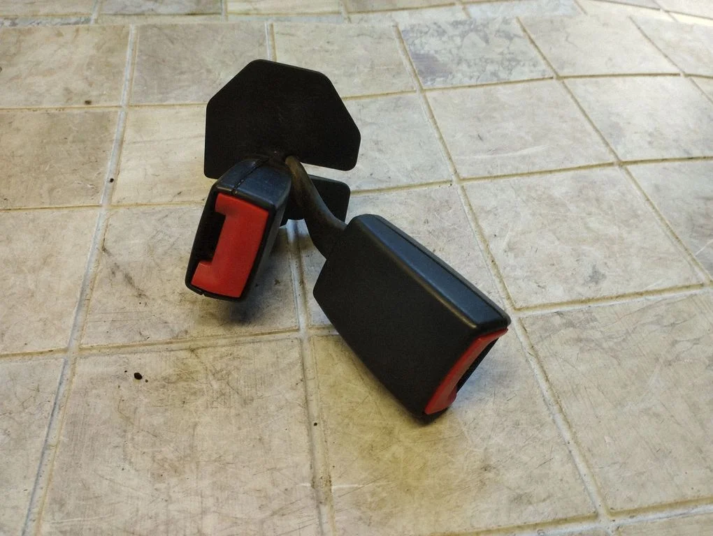 Aizmugurējās drošības jostas sprādze 8E085773901C