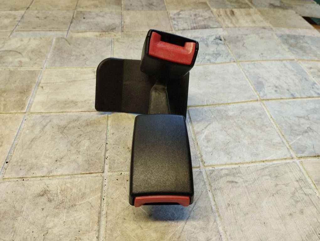 Aizmugurējās drošības jostas sprādze 8D0857739D01C