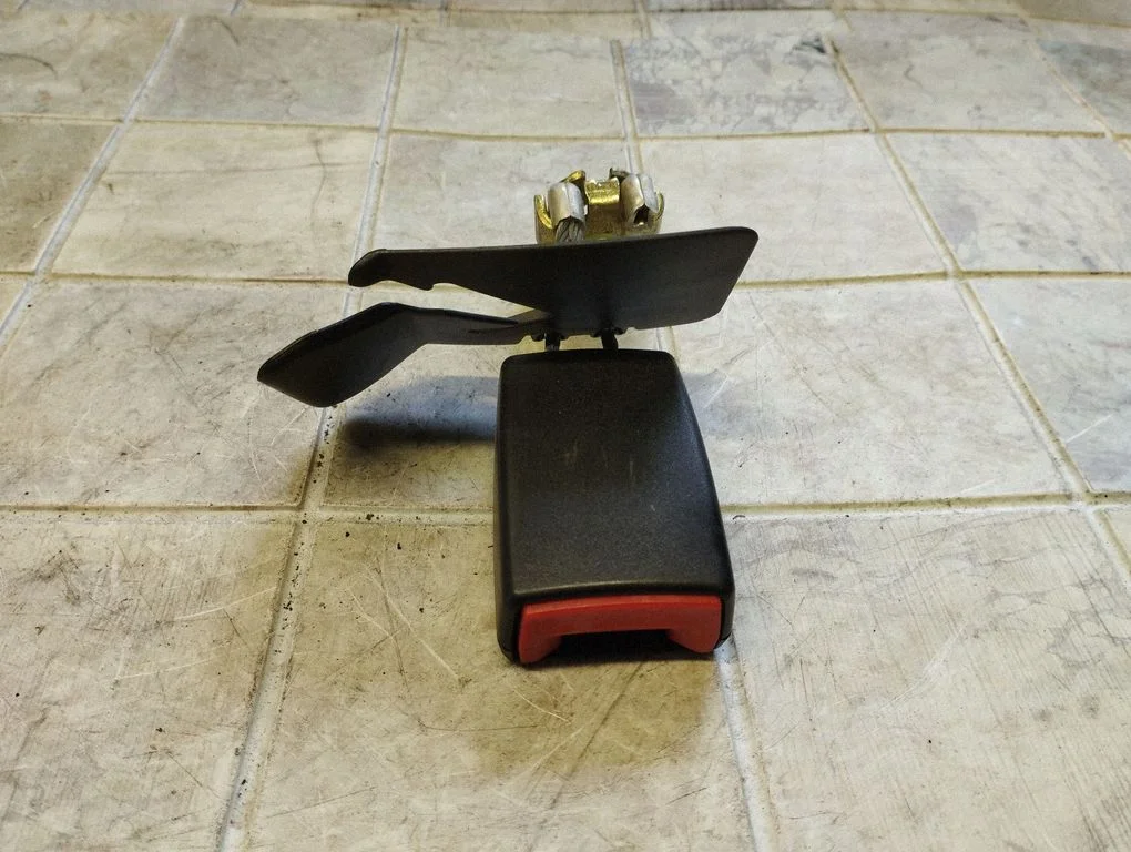 Aizmugurējās drošības jostas sprādze 4B0857740A01C