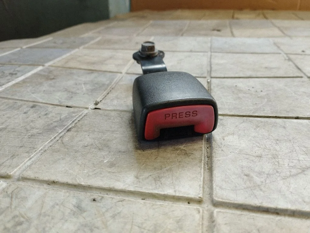 Rear seatbelt buckle – Toyota Corolla Verso AR10 (2004-2009)