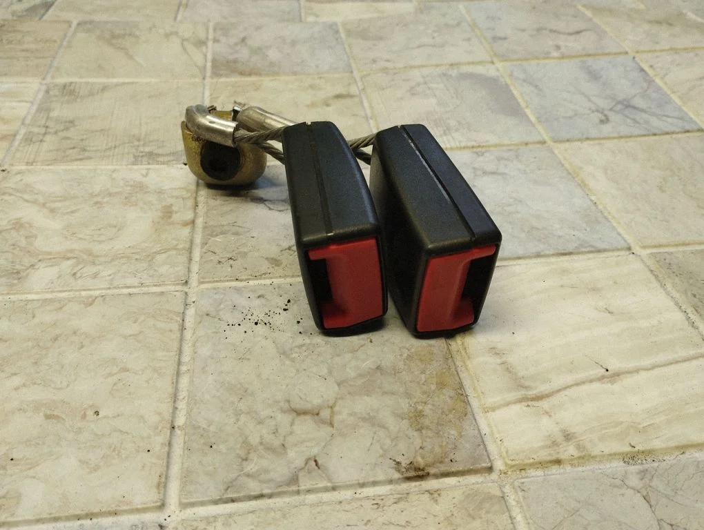 Aizmugurējās drošības jostas sprādze 3C0857739B
