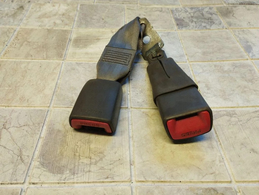 Rear seatbelt buckle E034601