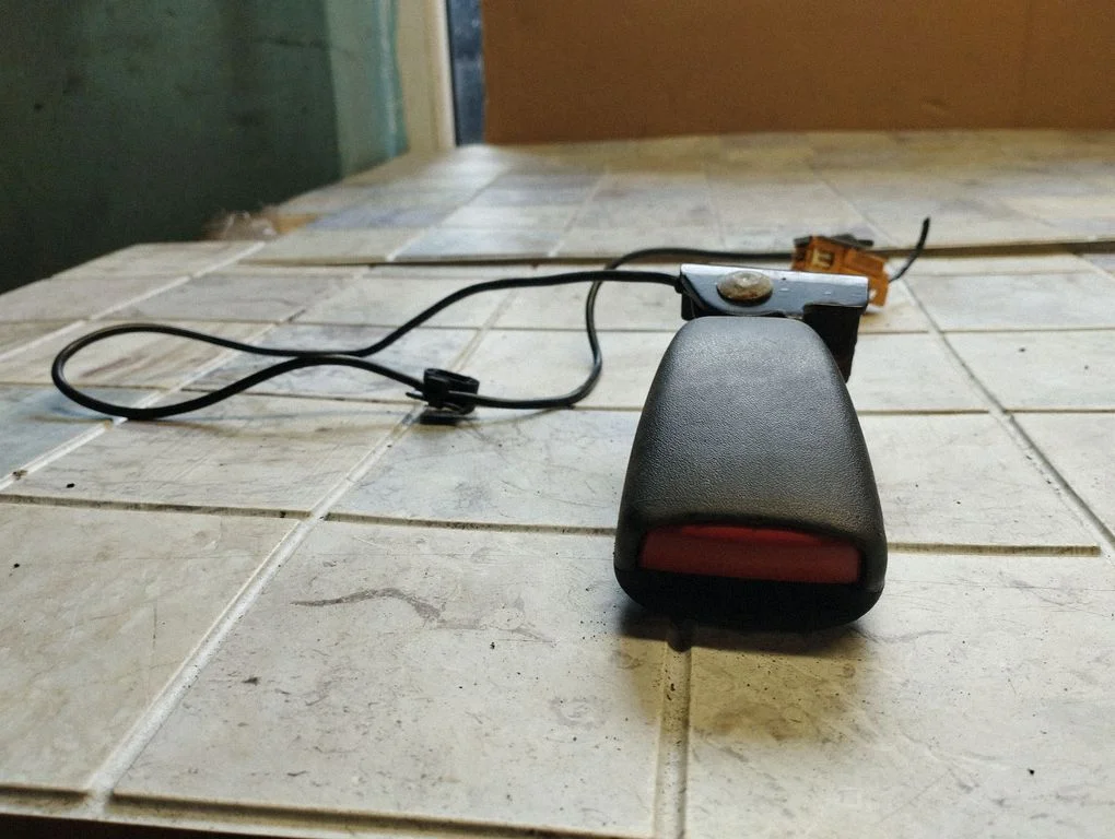 Tagumise turvavöö pannal – tagumine vasak