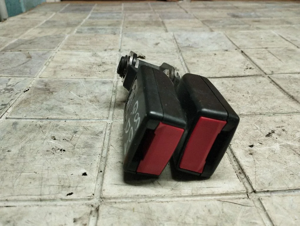 Rear seatbelt buckle – Saab 9-3 Ver2 (2003-2007)