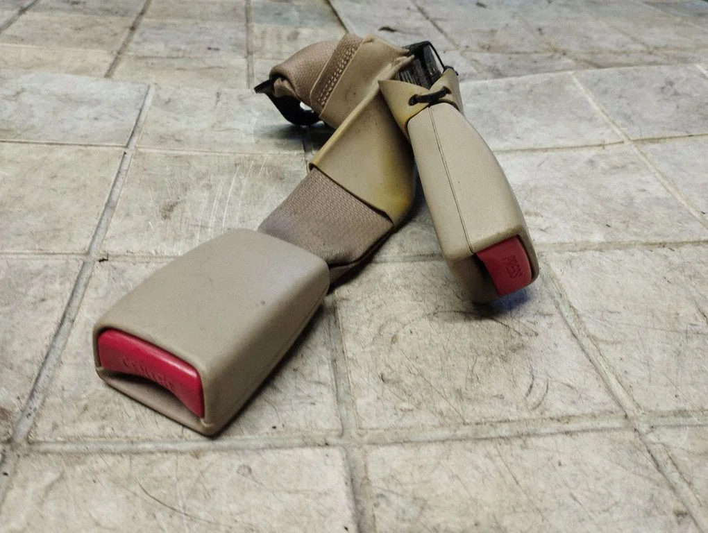 Rear seatbelt buckle – Toyota Avensis T250 (2003-2006)