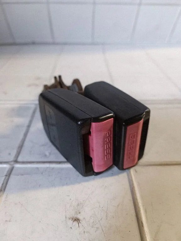 Aizmugurējās drošības jostas sprādze 6054842
