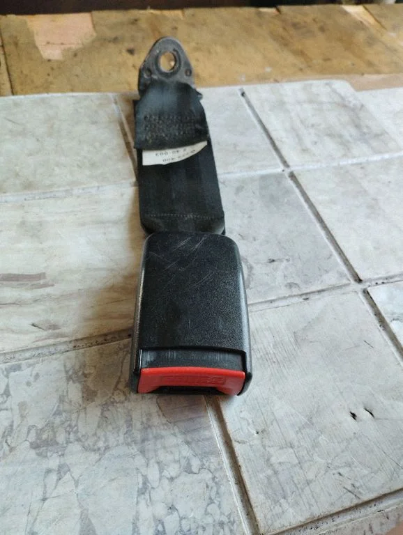 Rear seatbelt buckle 773400 – Renault Safrane (1992-2000)