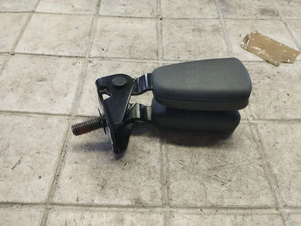 Rear seatbelt buckle 9156906