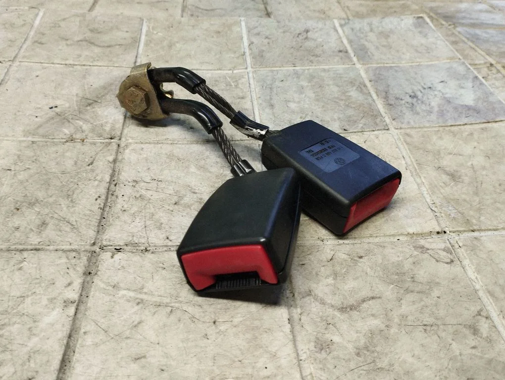 Aizmugurējās drošības jostas sprādze 1J0857488C