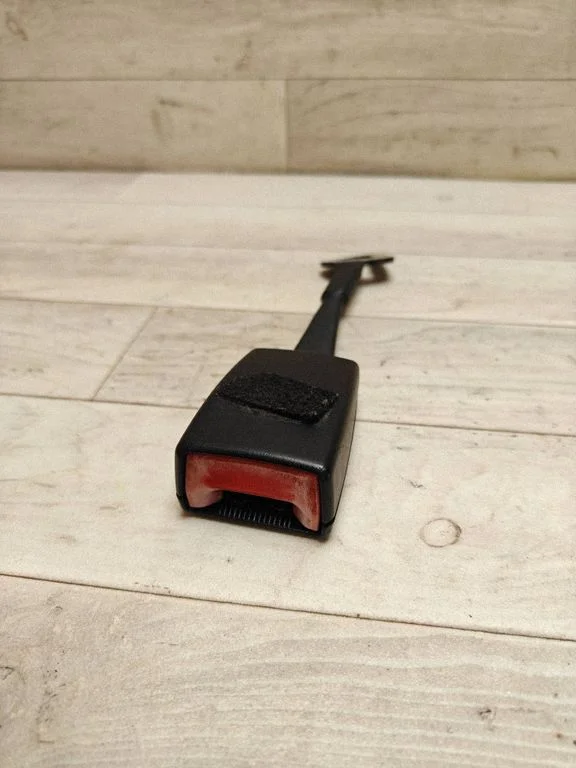 Priekšējās drošības jostas sprādze 8E0857755C