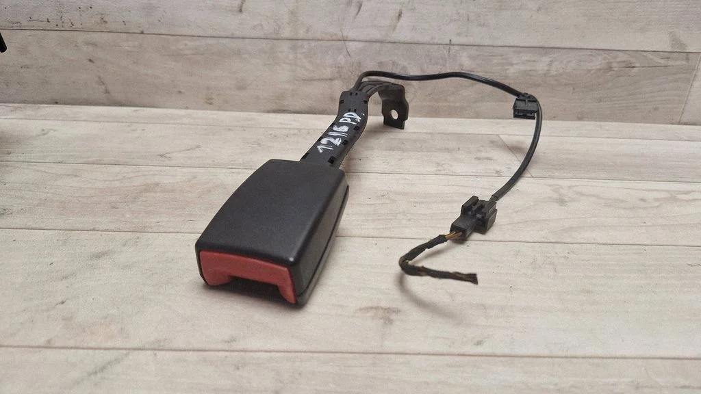 Front seatbelt buckle – Volkswagen Passat B5.5 (2001-2005)