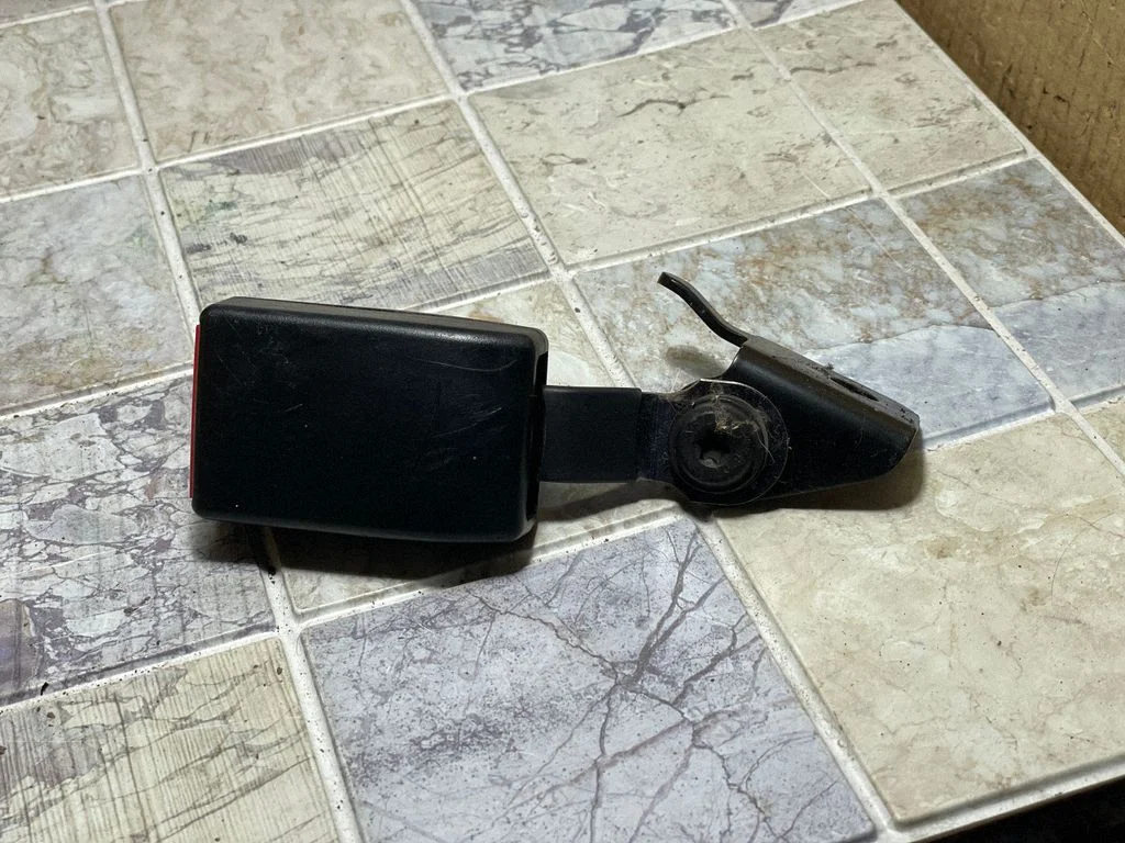 Rear seatbelt buckle – Saab 9-3 Ver2 (2003-2007)