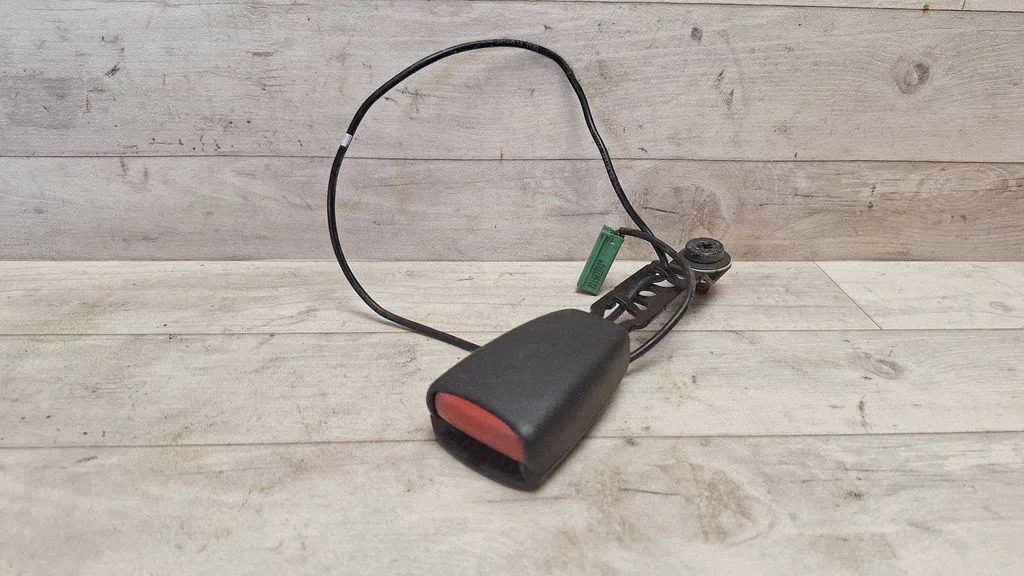 Front seatbelt buckle – Volvo V50 (2004-2007)