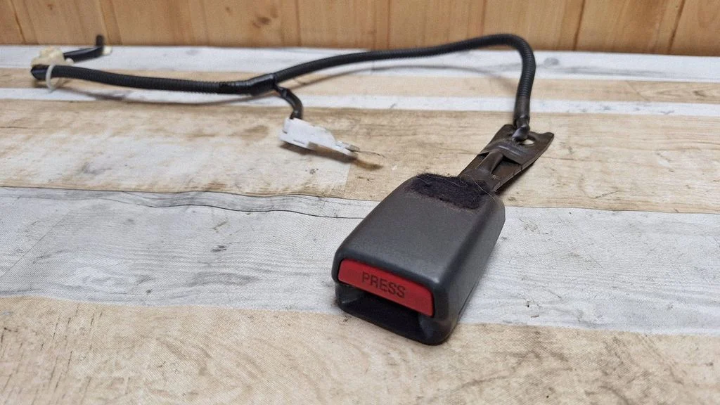 Front seatbelt buckle – Toyota Avensis T250 (2003-2006)
