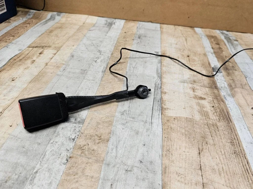 Zapięcie pasa przednie 8V51B61208DB