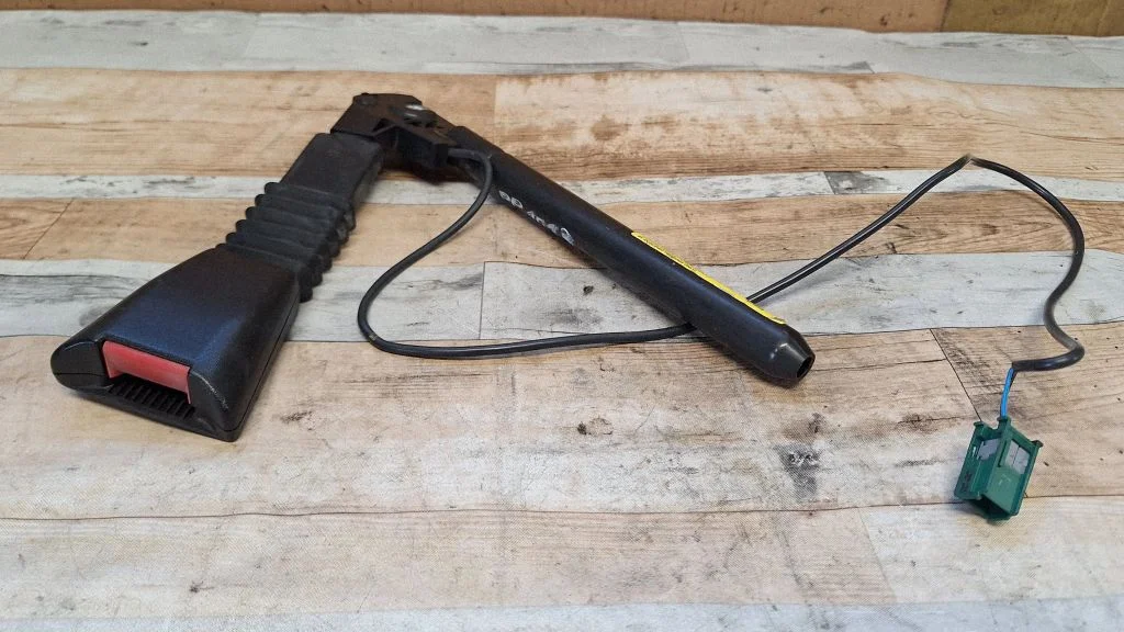 Front seatbelt buckle 13130378