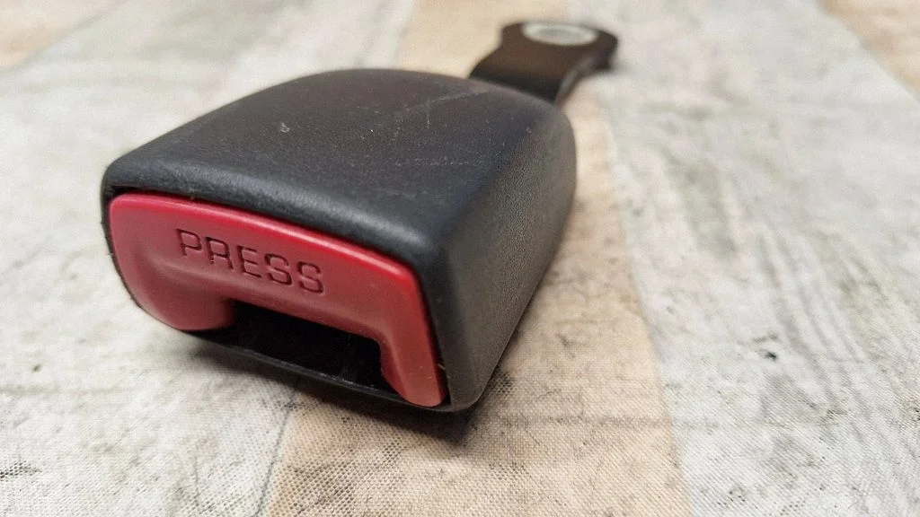 Front seatbelt buckle E034501