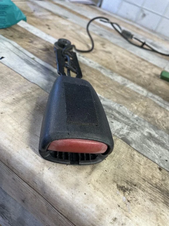 Front seatbelt buckle – Volvo V50 (2004-2007)