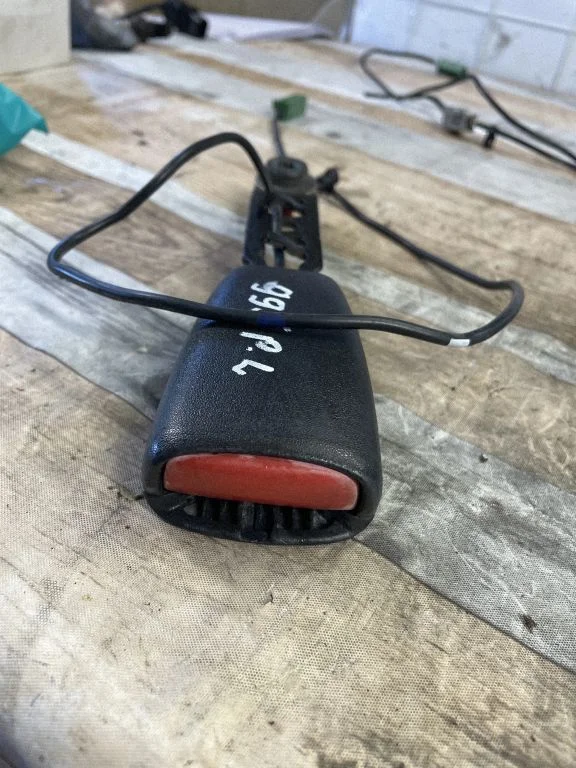 Front seatbelt buckle – Volvo V50 (2004-2007)