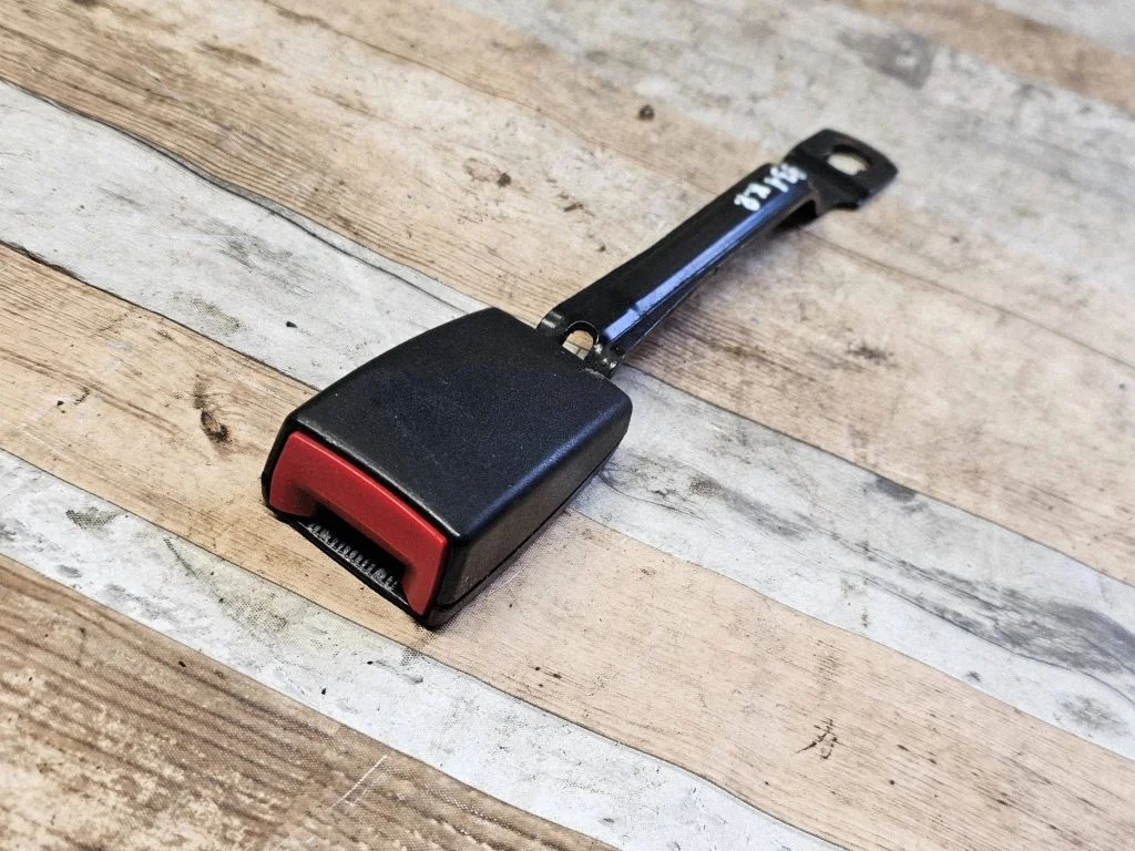 Priekšējās drošības jostas sprādze 8D0857755B