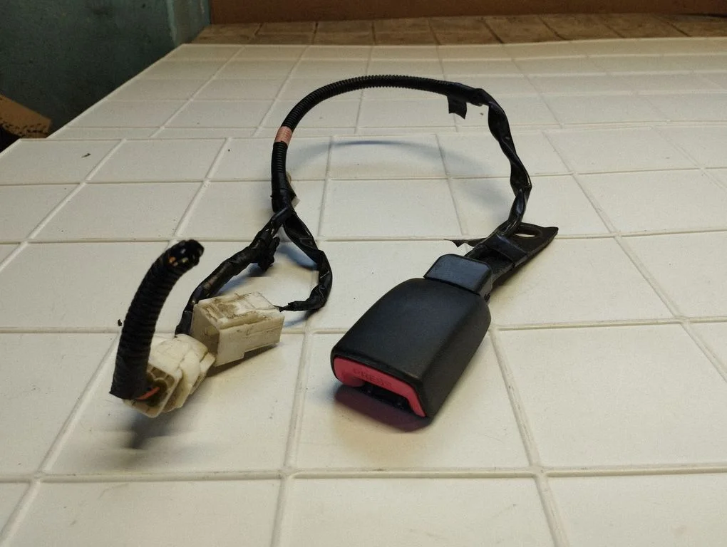 Front seatbelt buckle – Lexus IS 220D-250-350 (2006-2013)