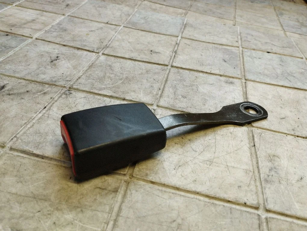 Front seatbelt buckle – Toyota Avensis T220 (1997-2000)
