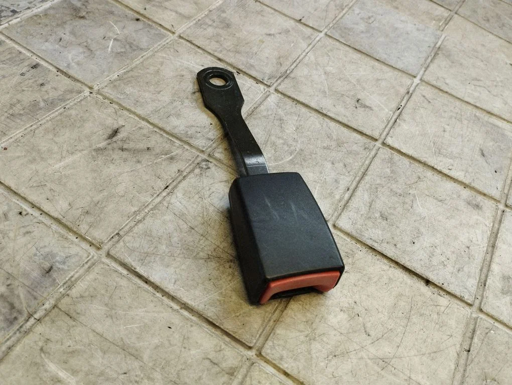 Front seatbelt buckle – Toyota Avensis T220 (1997-2000)