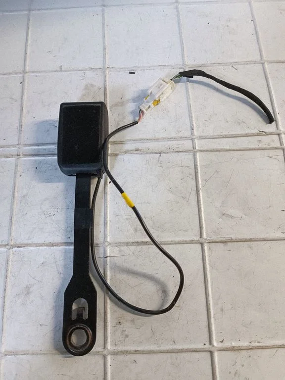 Priekšējās drošības jostas sprādze B9132AC66