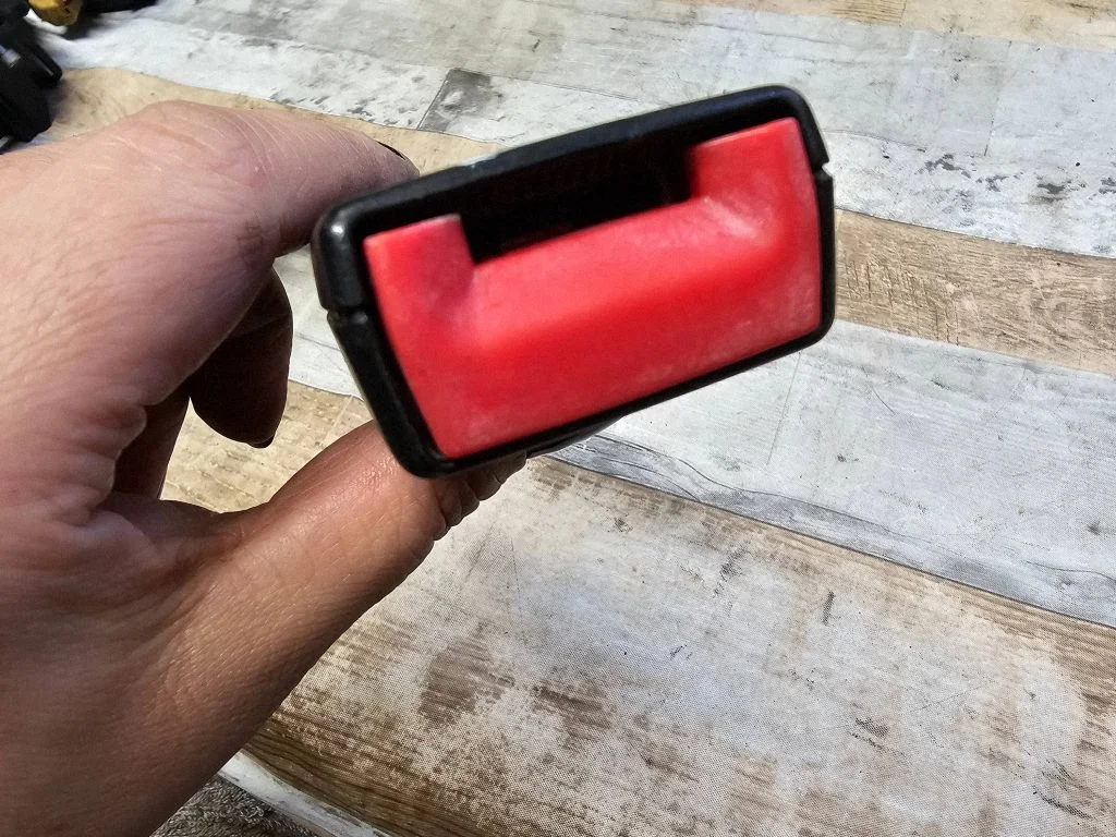 Priekšējās drošības jostas sprādze 4B0857756