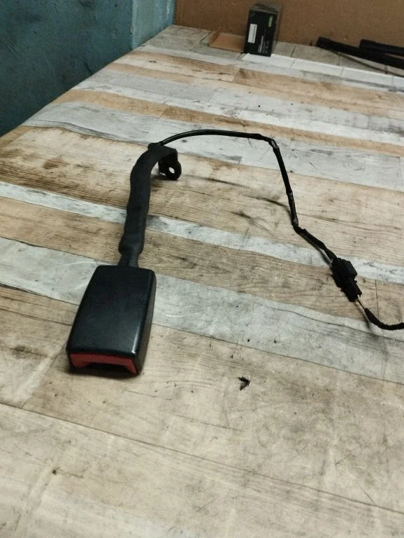 Front seatbelt buckle – Volkswagen Touran I (2003-2010)