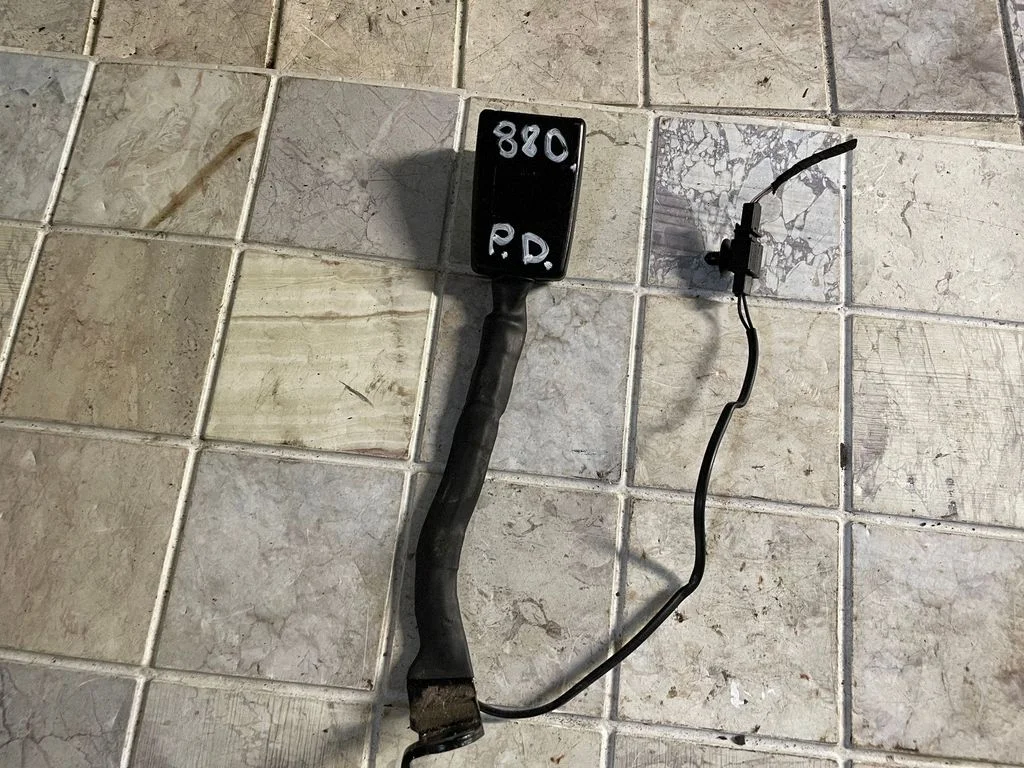 Front seatbelt buckle 1T2857756