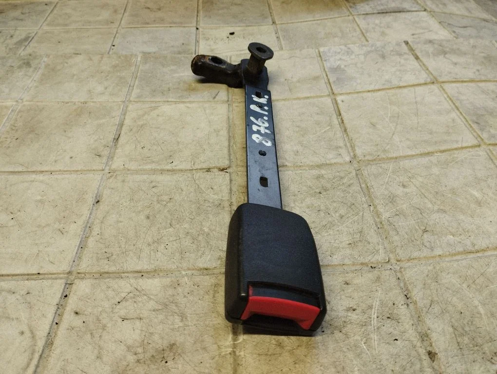 Zapięcie pasa przednie 3B0858471