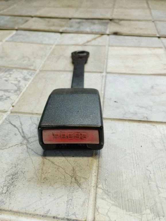 Zapięcie pasa przednie B507654
